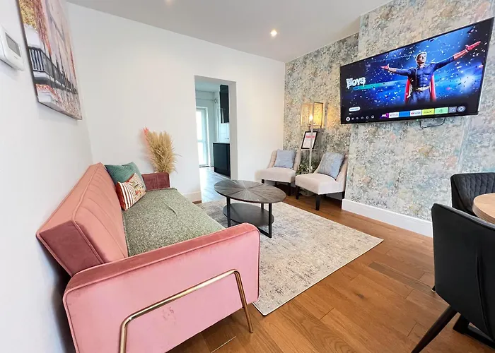 Stylish & Elegant 2-Br Flat In Greenwich London